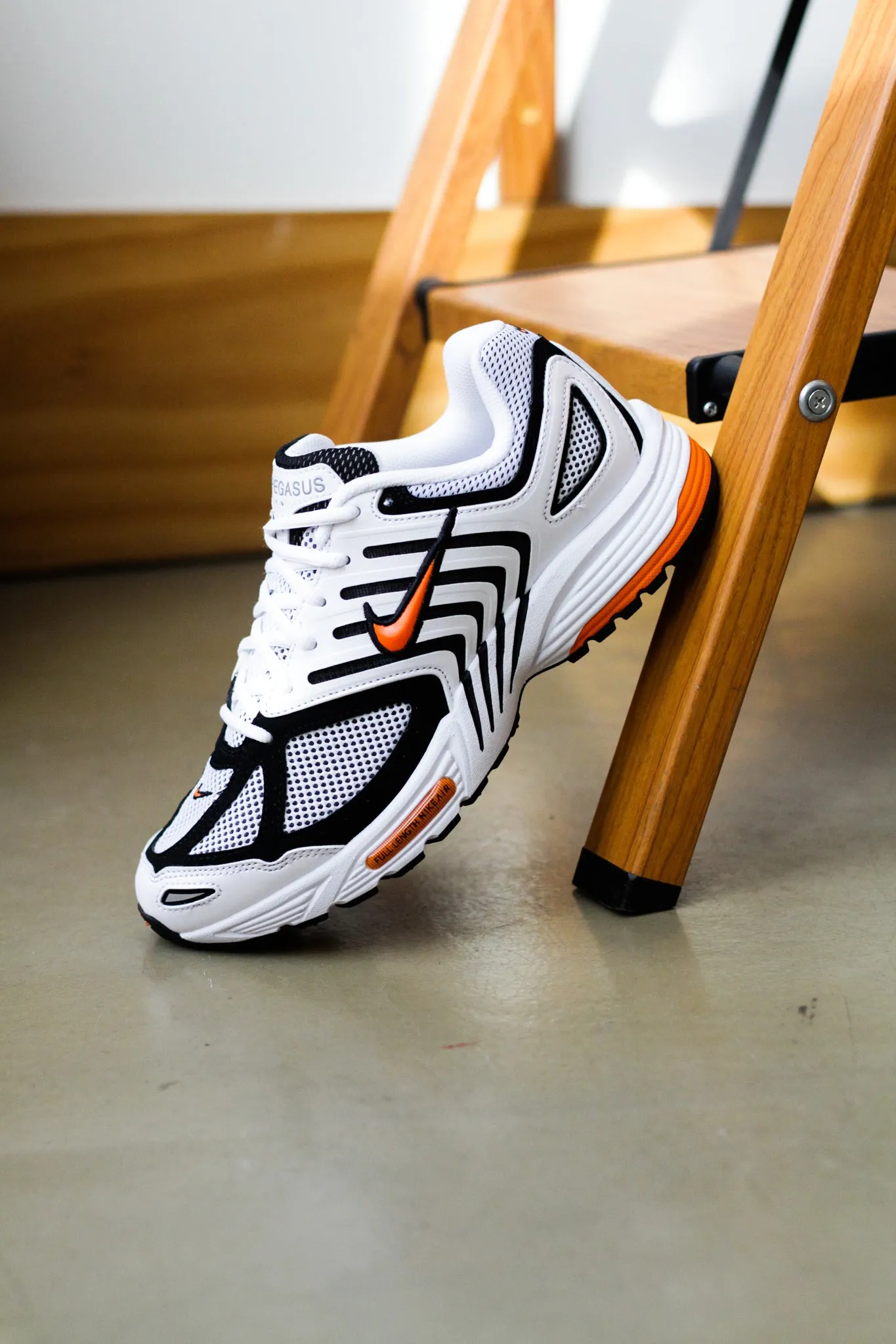 AIR PEGASUS 2005 "WHITE/SAFETY ORANGE-BLACK"