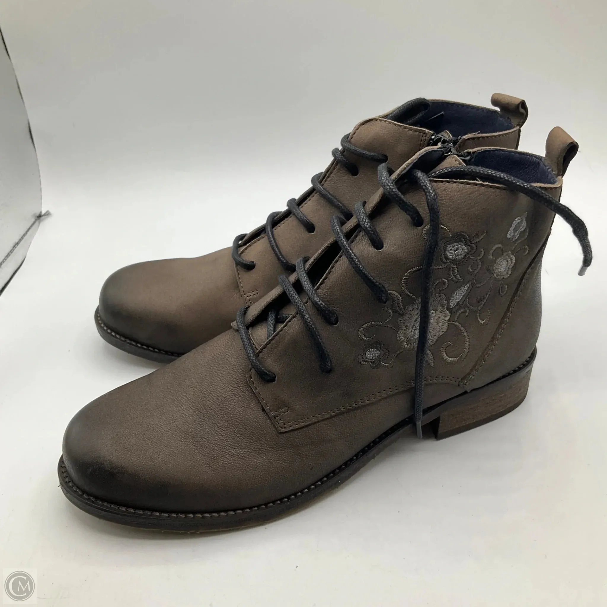Boots Ankle Flats By Cma In Grey, Size: 7