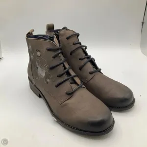 Boots Ankle Flats By Cma In Grey, Size: 7