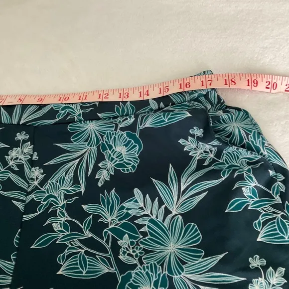 J. Jill Wearever Pull On 6&quot; Shorts Front Pockets Green Floral Women's Size L