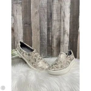 Shoes Flats By Clarks In Tan, Size: 11