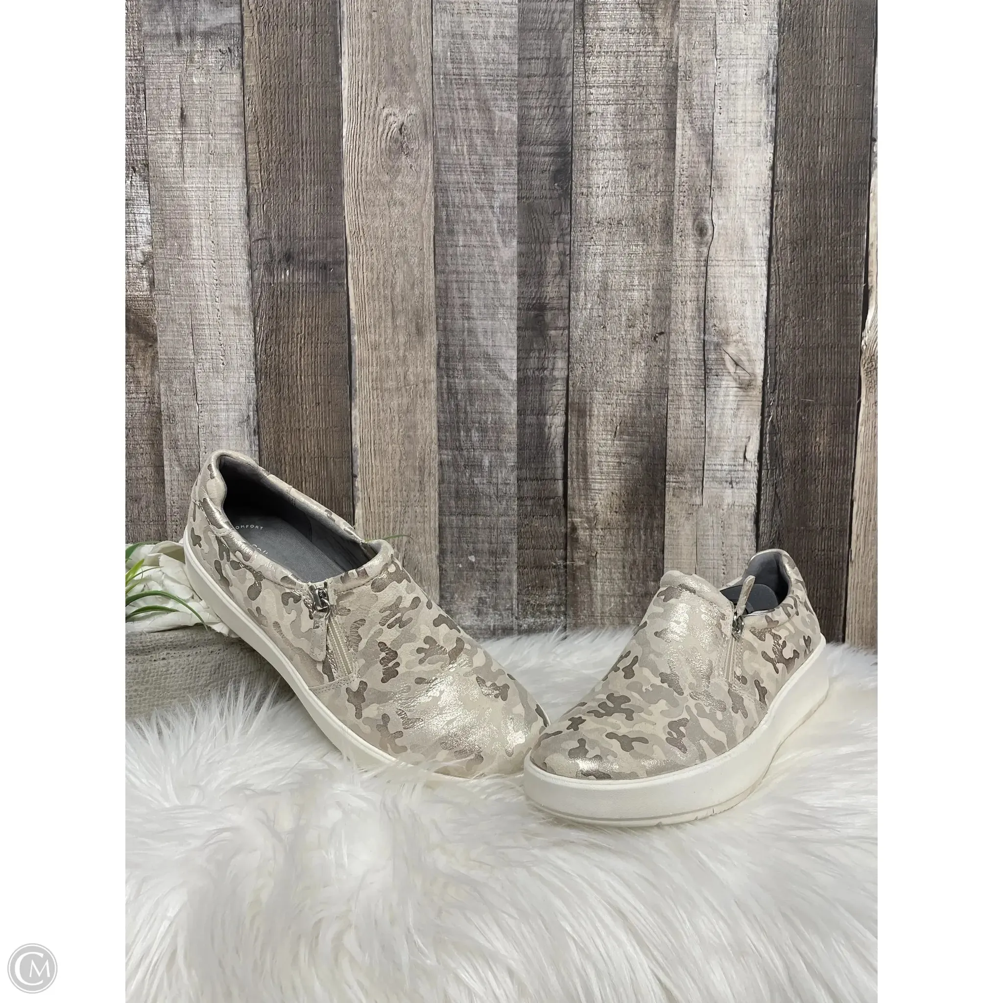 Shoes Flats By Clarks In Tan, Size: 11