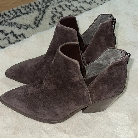 Vince Camuto Gigietta Women’s Brown Suede Back Zip Chelsea Booties NWOB