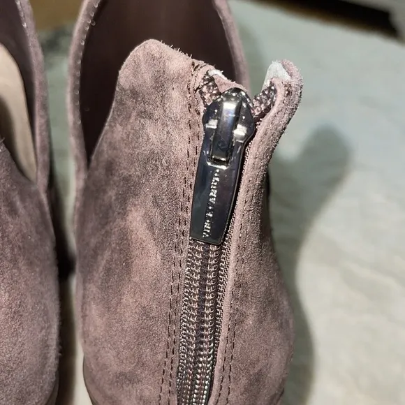 Vince Camuto Gigietta Women’s Brown Suede Back Zip Chelsea Booties NWOB