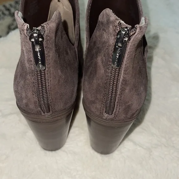 Vince Camuto Gigietta Women’s Brown Suede Back Zip Chelsea Booties NWOB